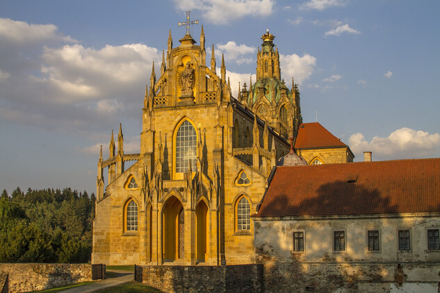  Průčelí kostelu Nanebevzetí Panny Marie v Kladrubech