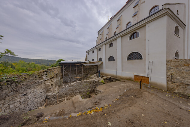 místo výzkumu z hmotou kostela1 (foto archiv NPÚ Martin Frouz)