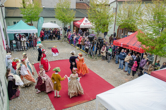 Barokní den U Ferusů, 22. 4. 2017, ukázky barokních tanců - skupina Campanello, foto J. Sajtlová