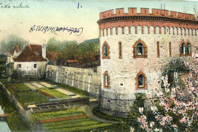 Hradby města Třeboň a pozemky na jižní straně pro pěstování zeleniny, kanál zavlažující panskou zahradu, 1908, Muzeum JUDr.Otakara Kudrny v Netolicích. Obr. nepodléhá Creative Commons.
