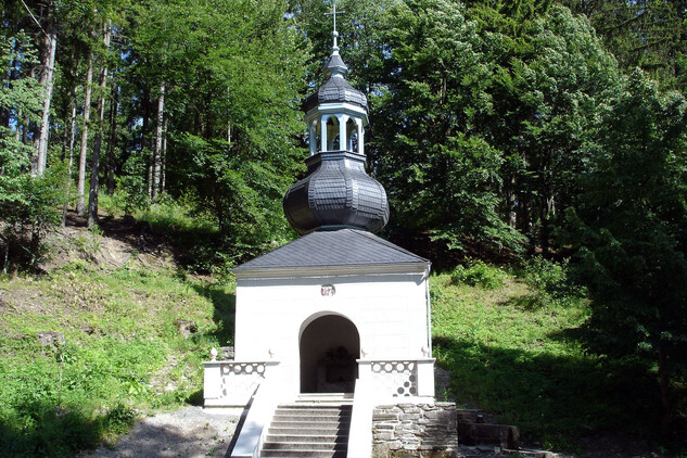Rudoltovice - Stará Voda. Kaple sv. Anny se studánkou na poutním místě poblíž kostela sv. Jakuba Většího a sv. Anny. Pohled od SZ. Foto NPÚ 2009
