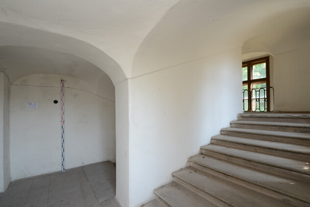 Boční schodiště v západním křídle (foto Gabriela Čočková, 2018)