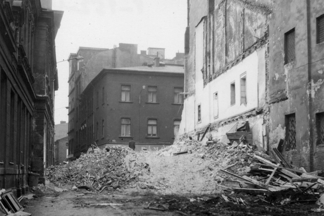 Demolice domu čp. 59, nároží ulic Velké a Dlouhé (60. léta 20. stol.)