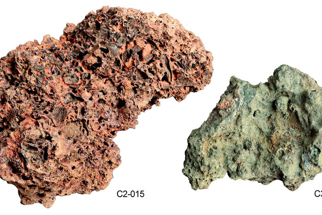 Příklady hutnických (C2-015) i kovářských (C3-012) strusek ze středověké předlokační osady Opatovice nalezených při archeologickém výzkumu v Křemencově ulici čp. 164 na Novém Městě (foto Martin Vyšohlíd, 2018),
