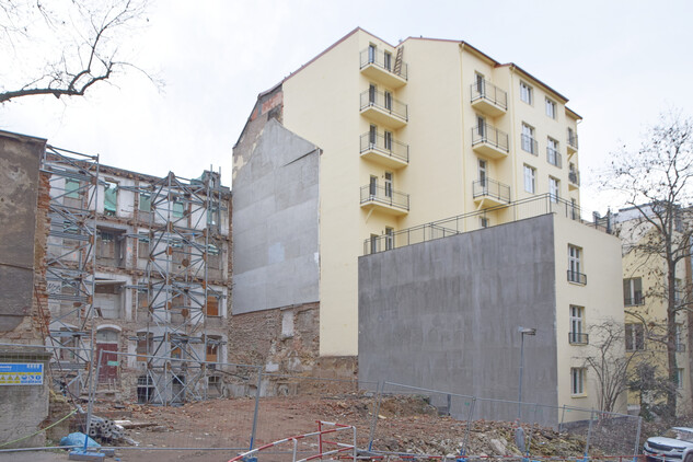 Zadní strana uliční fasády čp. 1433, Ječná 9, a dvorní trakt domu čp. 548, Ječná 7, leden 2023
