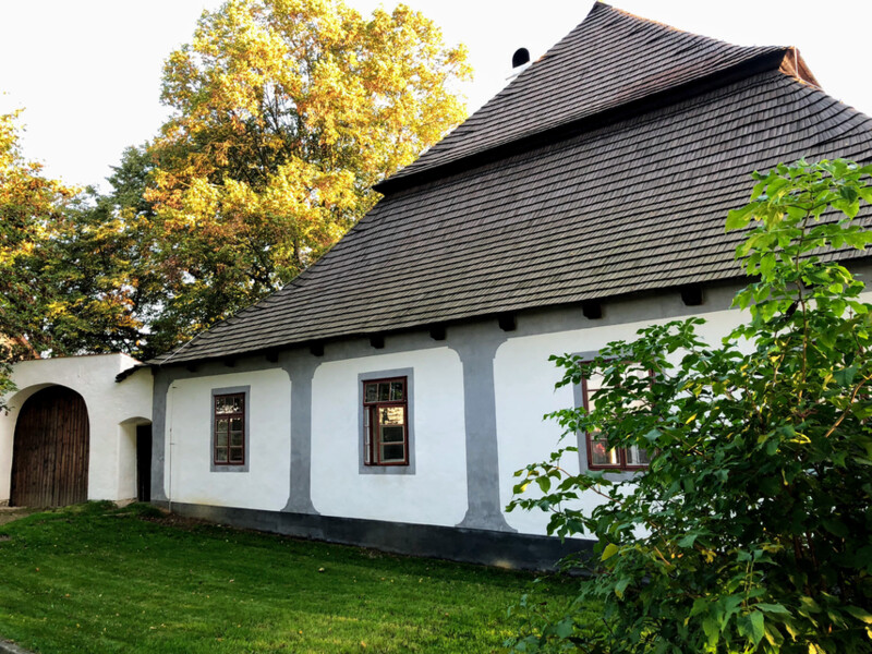 Fara v Křeči, v okrese Pelhřimov - pohled na průčelí budovy od kostela, po obnově v roce 2018, foto M. Čermák